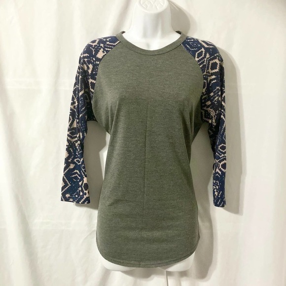 LulaRoe Women's M Gray Randy Top with Blue and Pink Geometric Sleeves - Picture 2 of 9